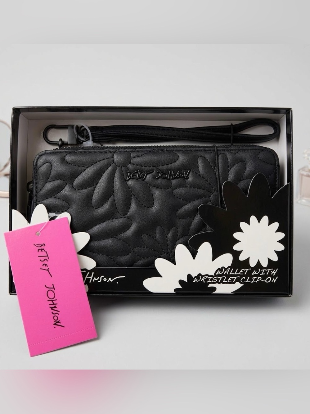 Betsey Johnson NWT Black Quilted Daisy Floral Wristlet Wallet Zip Around Flower